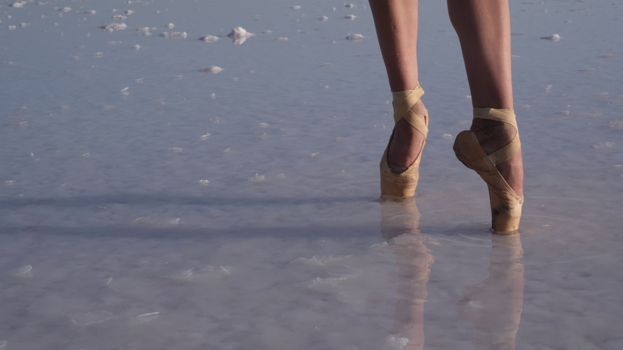 芭蕾舞者的腿倒映在盐湖的水中视频下载
