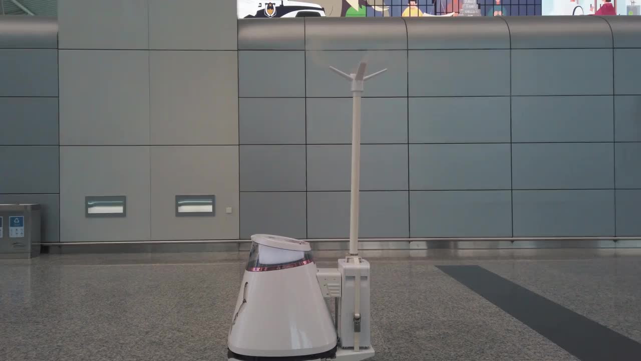 广州机场的自动空气消毒机器人。视频下载