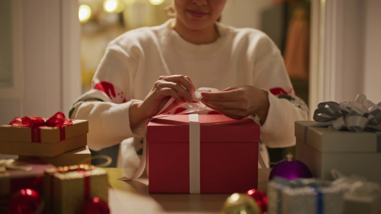 年轻女子正在包装礼品盒视频素材