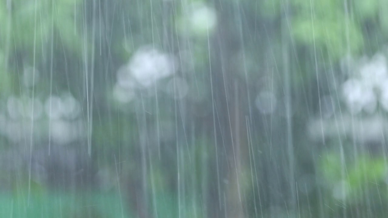 泰国的雨季，在这个视频中有声音。视频下载
