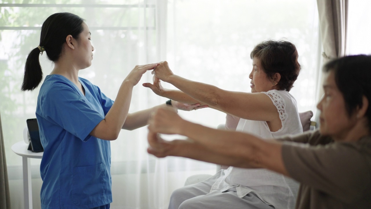 理疗师在家中教老年妇女做伸展运动视频素材