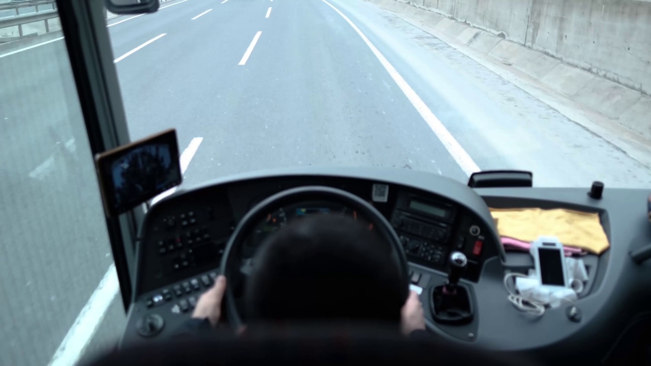 失焦的公交车司机在运动中行驶的视角视频下载