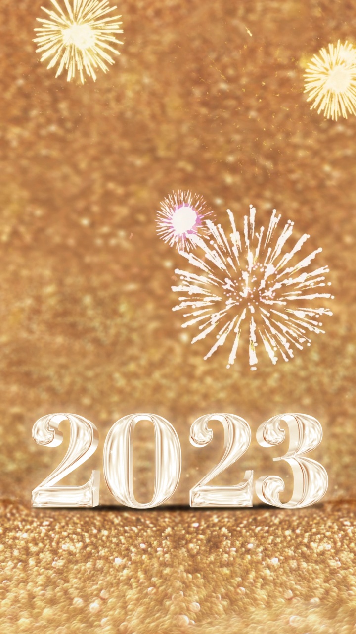 2023年新年快乐，金色的颜色与烟花在闪闪发光的金色闪光散景墙上，节日庆祝的概念视频素材