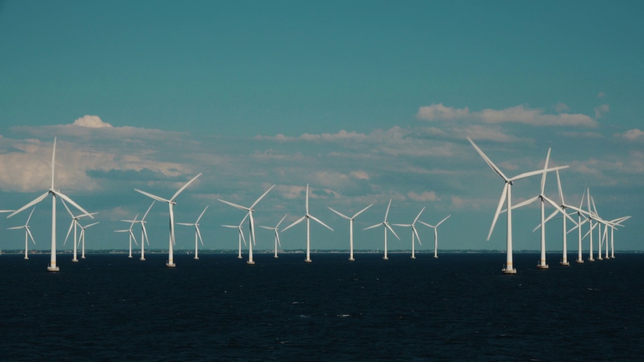 海上的一排风力涡轮机视频下载