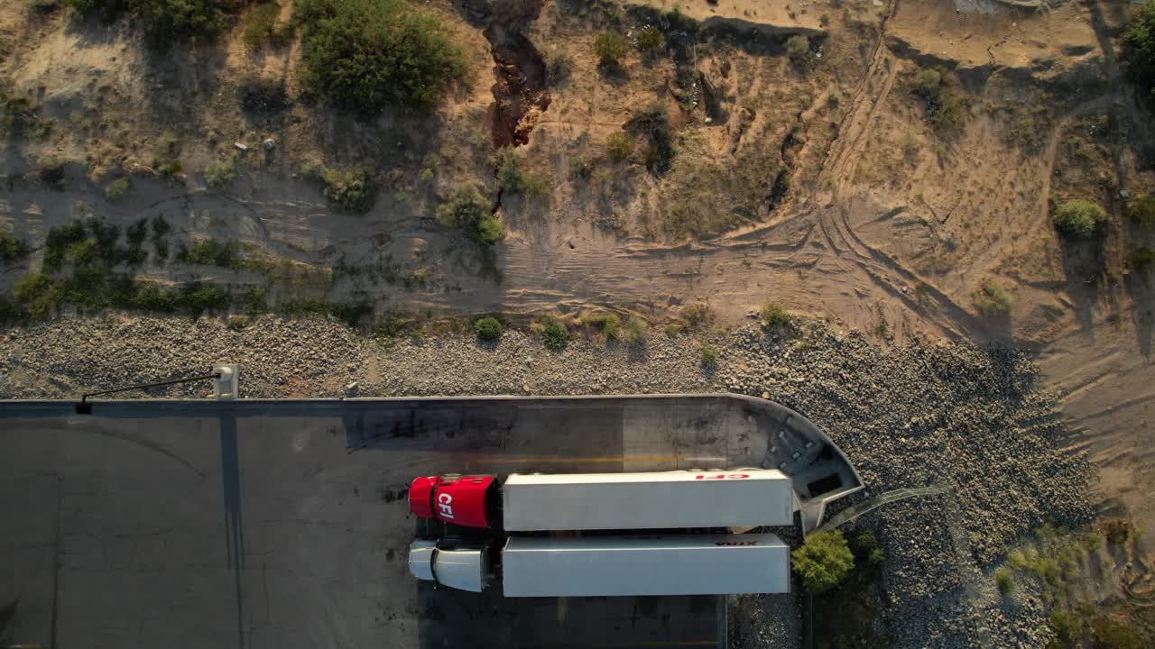 几个半轿车停在卡车站/加油站在德克萨斯州，美国无人机视图视频下载