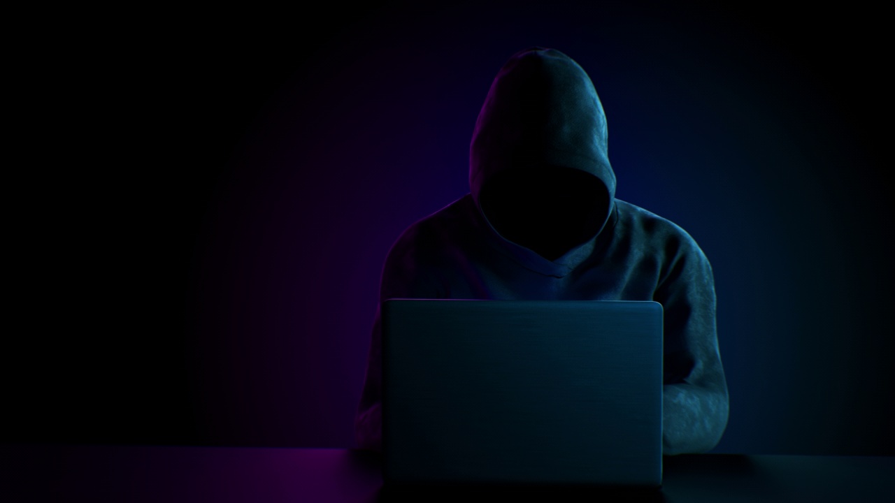 匿名男子在帽衫工作的笔记本电脑暗光循环3d动画。摘要黑客输入代码，黑客账户密码。网络犯罪与互联网安全系统技术概念视频下载