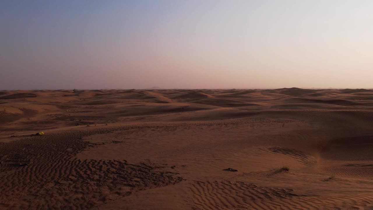 日落时分，无人机在沙漠沙丘上飞行视频素材