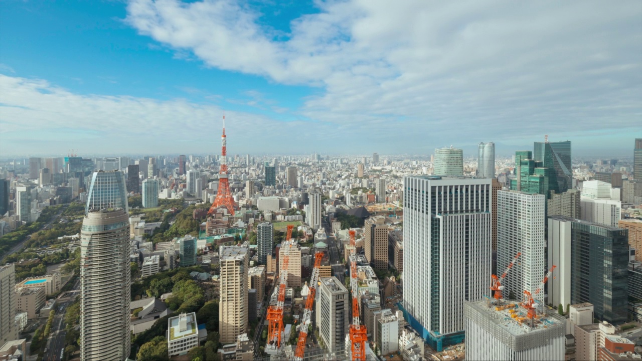 4K T/L WS HI日出时东京塔的鸟瞰图视频素材
