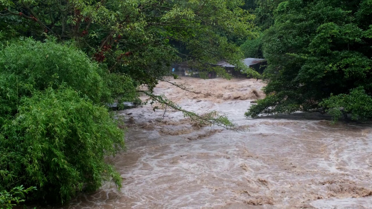 森林山区的瀑布瀑布。泰国暴雨过后，肮脏的小溪顺着山林的山坡流下。河流泛滥，选择性聚焦。视频素材