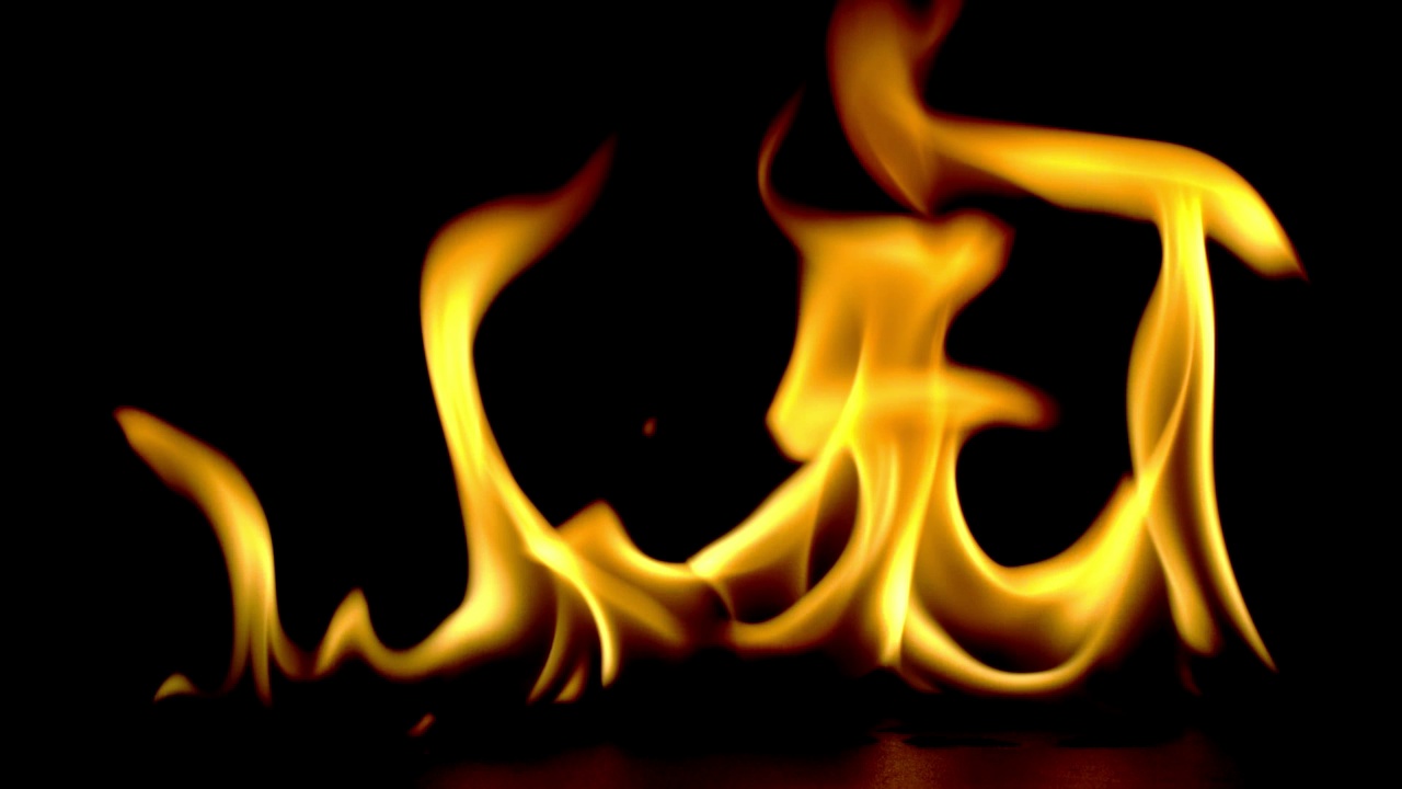 火焰燃烧的力量，火焰，和燃烧的火花特写，火的图案，火在黑暗中的光辉视频下载