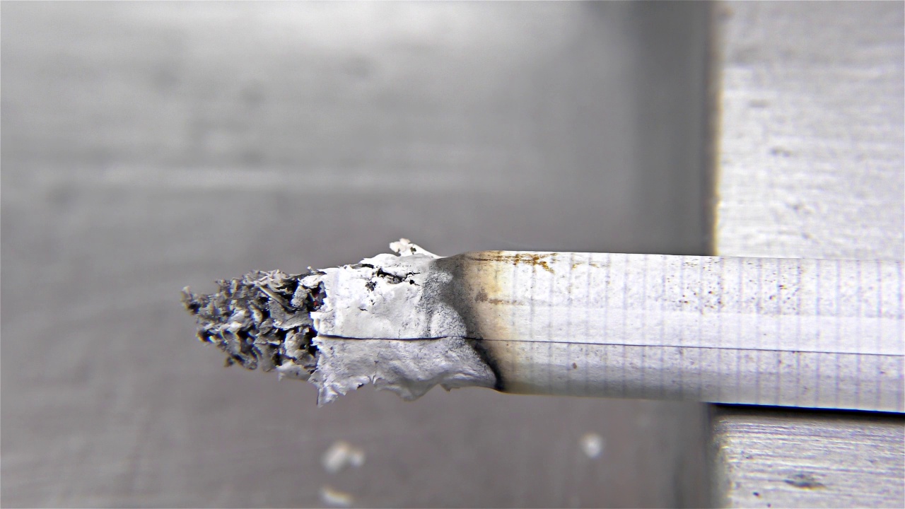 烟灰缸上的香烟燃烧-特写，细节，宏观视频素材