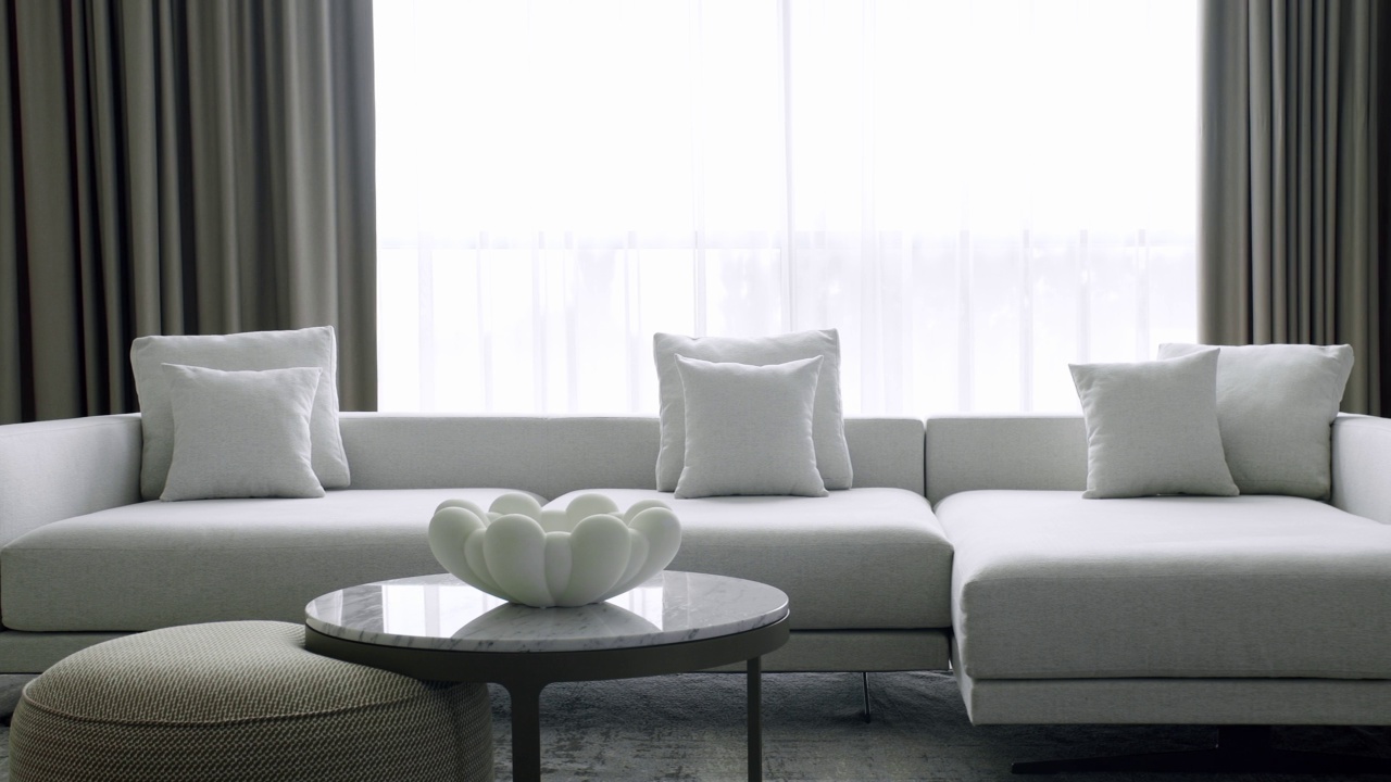 现代现代极简主义客厅，白色和灰色家具。视频下载