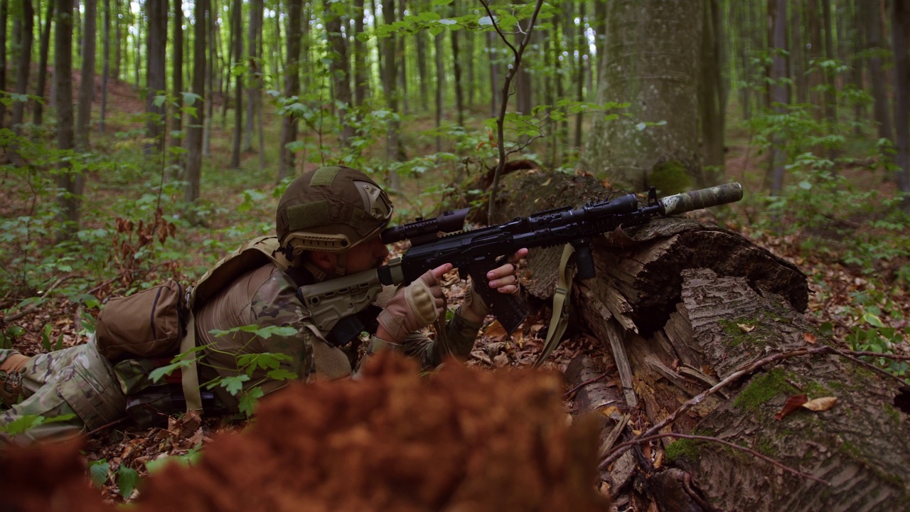 指挥官发出进攻命令。森林里的军事战术。视频下载