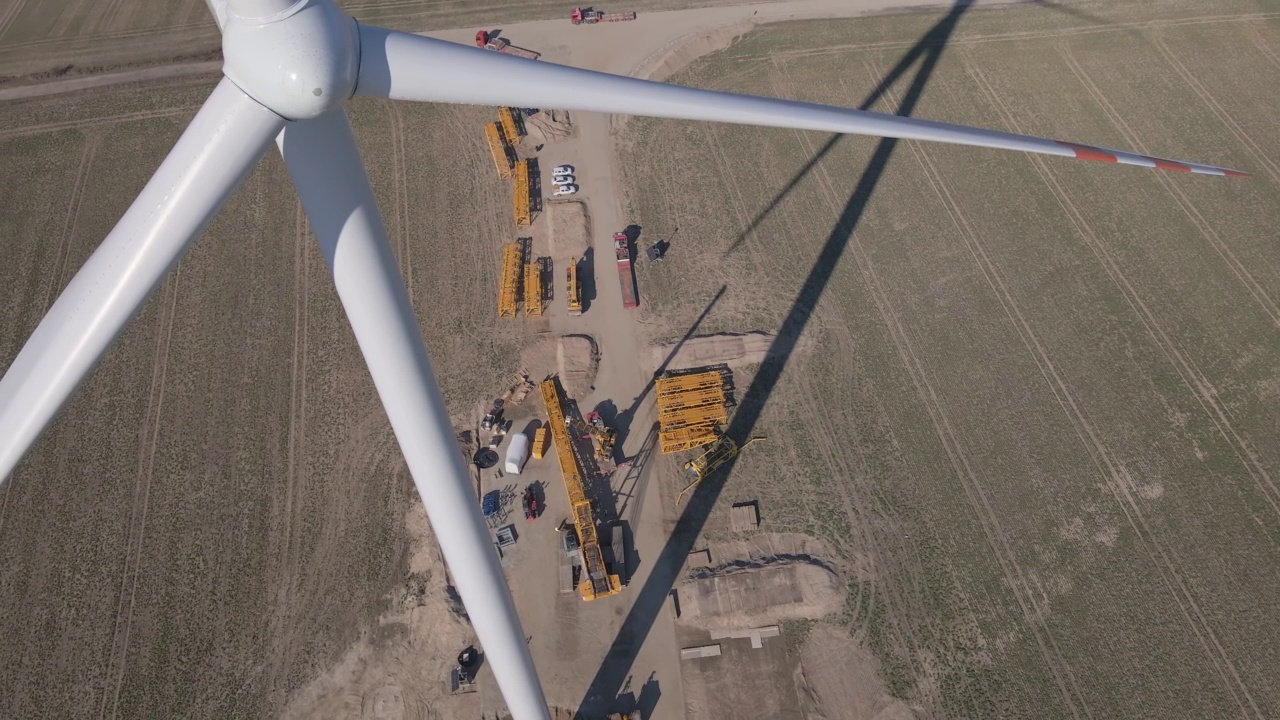 工地附近的风车涡轮机，风力发电机安装视频素材