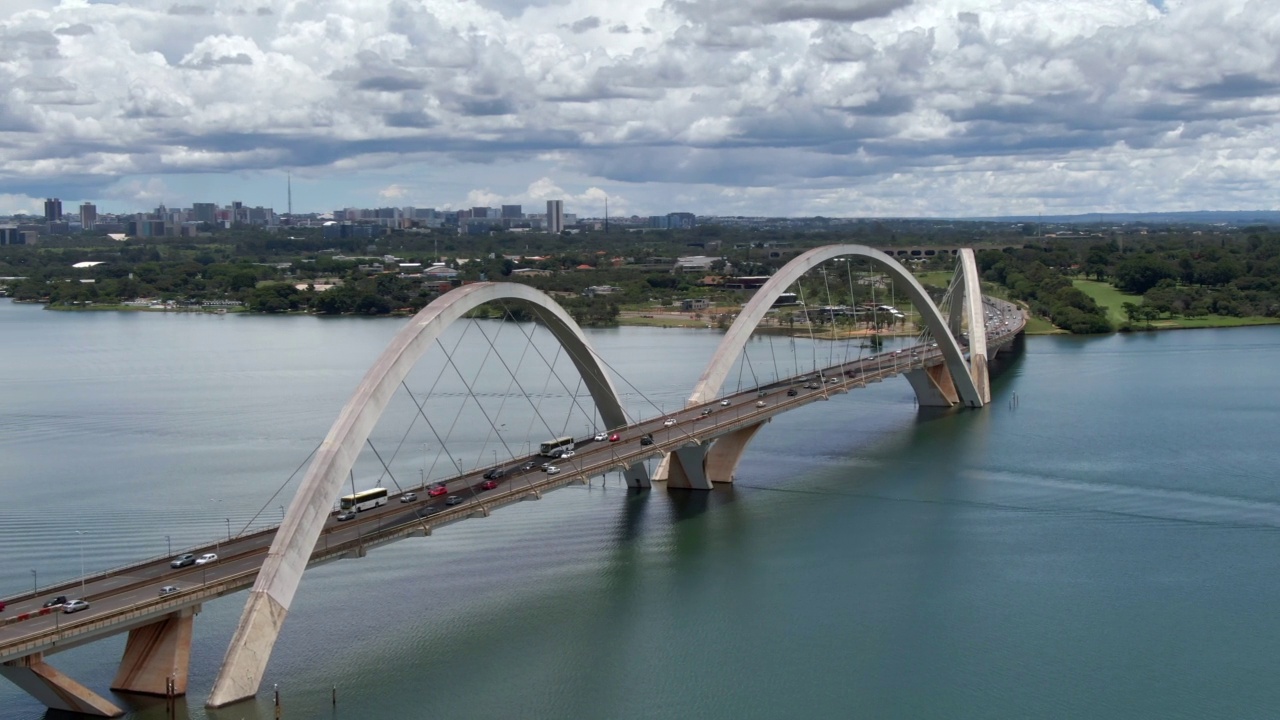 巴西首都联邦区巴西利亚JK桥上的交通鸟瞰图视频素材