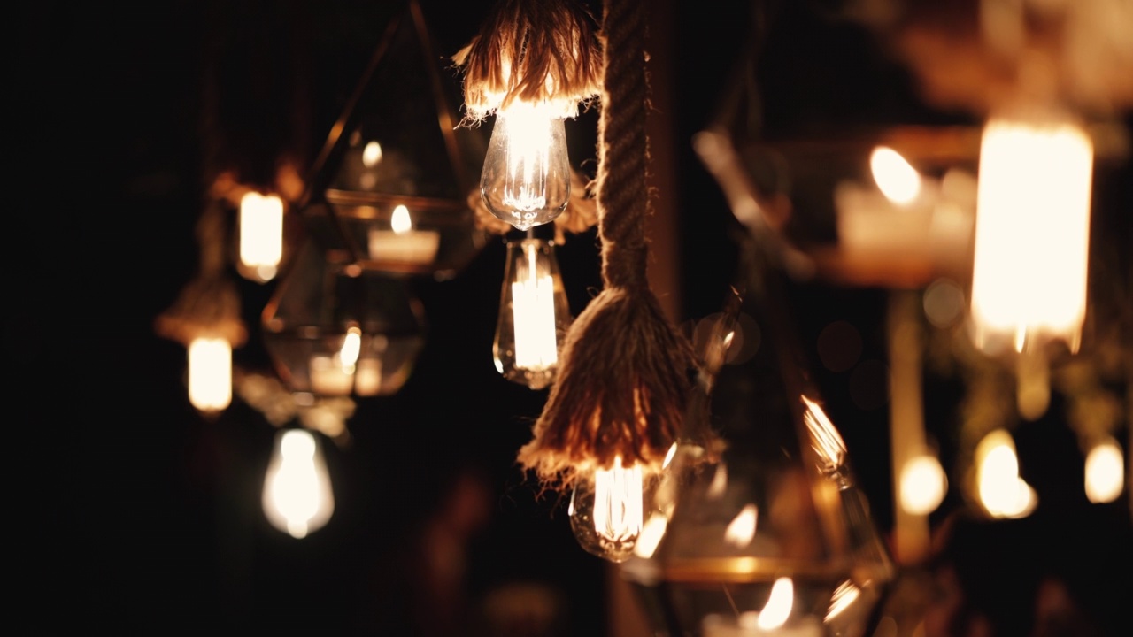 灯和蜡烛。复古的灯泡。乡村风格的灯光装饰。古董灯。婚礼上的灯视频下载