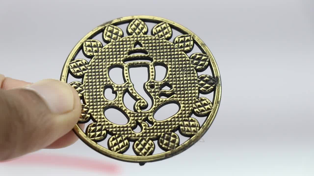 主甘尼萨设计的节日在一个装饰盘子上拿在手里的白色背景视频下载