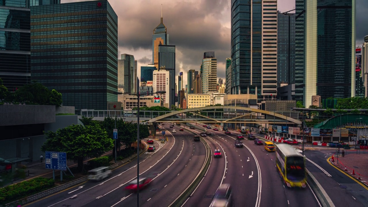 时间流逝的香港城市景观，交通和现代写字楼视频素材