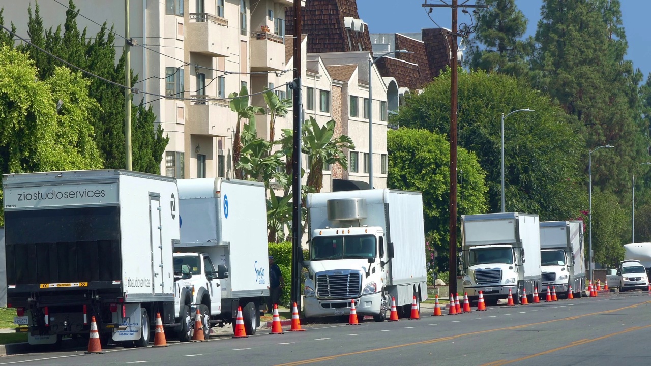 电影摄制组和电影运输制作卡车在幕后与摄像机和照明设备在洛杉矶，加利福尼亚州4K视频素材