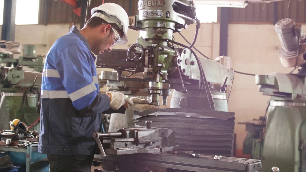 工业机械，在工厂机器上工作的男性工程师视频下载
