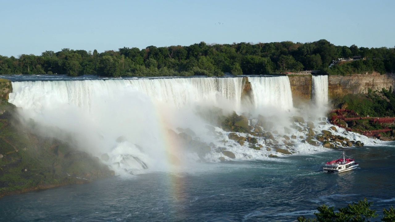 在美国瀑布前的游船锁定镜头，美国瀑布是三个瀑布之一，一起被称为尼亚加拉大瀑布，在美国和加拿大边境视频下载