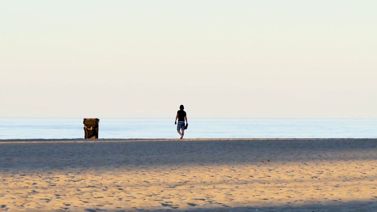 一个非特定海滩的清晨广角镜头视频下载