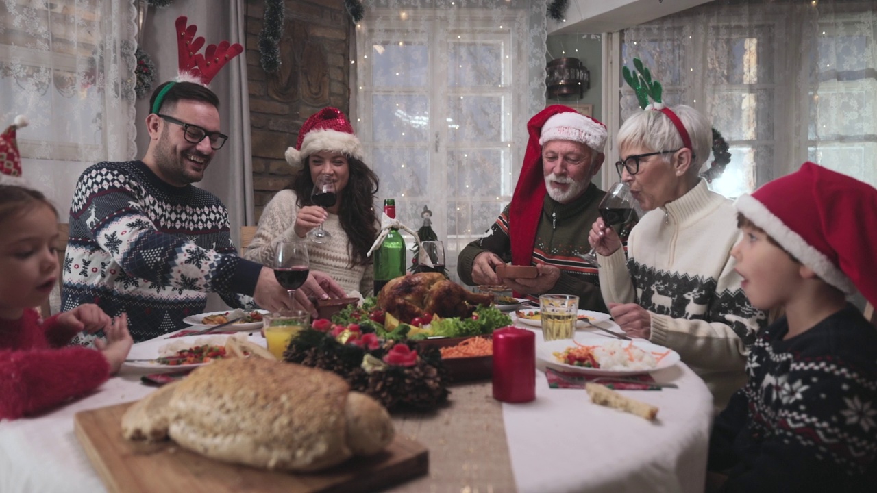快乐的大家庭在家里的圣诞晚餐聊天。视频素材