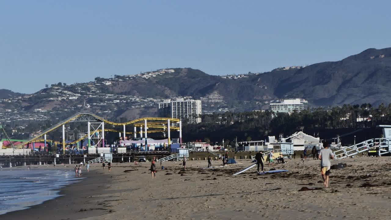 大角度的圣莫尼卡海滩和码头与人视频下载