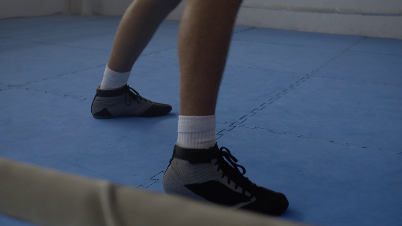 拳击手在健身房训练，腿和环绳近距离接触视频下载