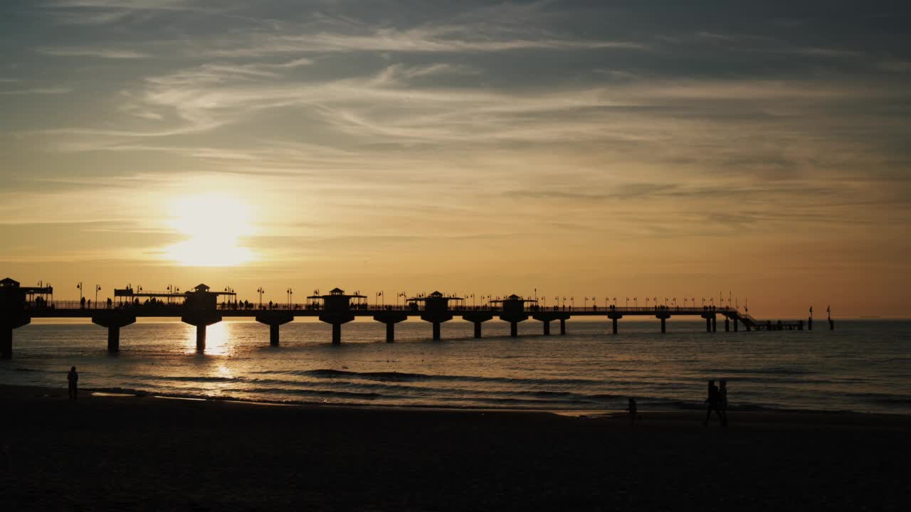 超延时——日落，欧洲波罗的海附近海滩上的彩色灯光。视频素材