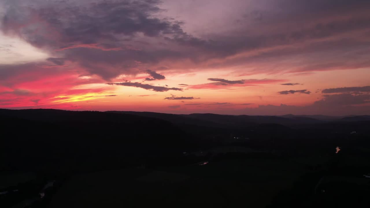 夕阳与轮廓山和多云的天空视频素材
