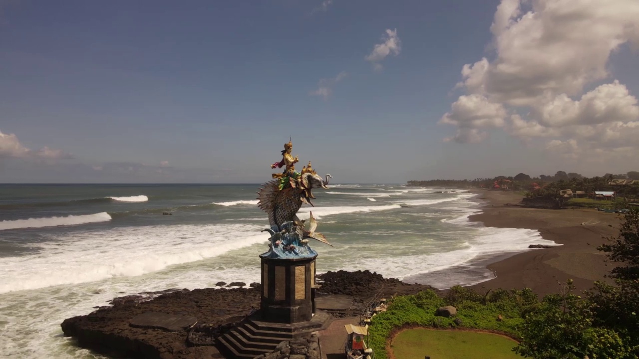 无人机拍摄的印尼海边的迦迦米娜雕像视频下载