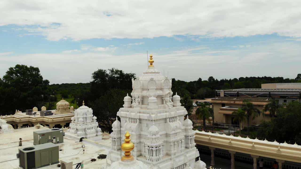 无人机俯瞰斯里·拉贾·拉杰什瓦拉·斯瓦米神庙视频下载