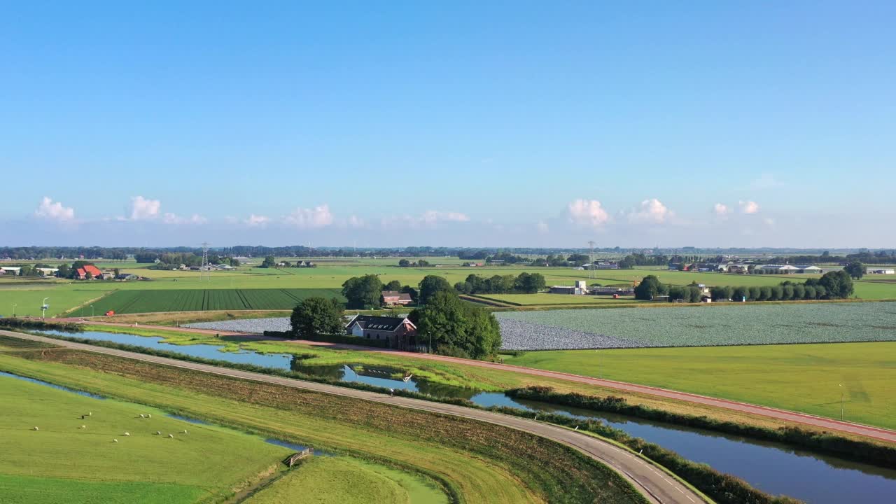典型的荷兰圩田景观，运河和农场。和一个村庄视频素材