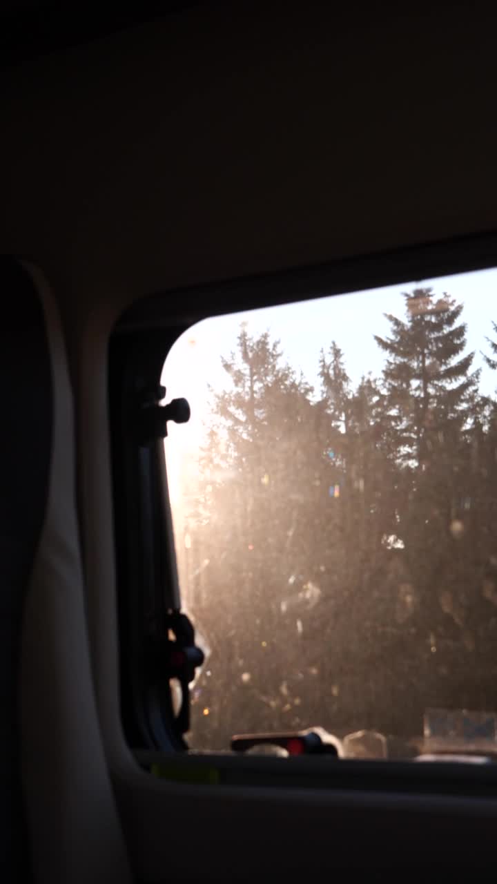从一辆小货车的窗户往下看视频素材