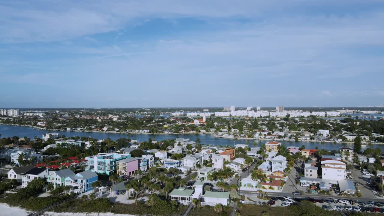 河附近居民区的鸟瞰图。美国佛罗里达州坦帕湾。视频下载