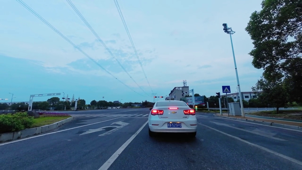 在高速公路上行驶的汽车视频素材