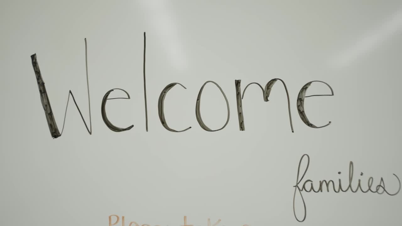 为学校家庭日写在教室白板上的欢迎词视频素材