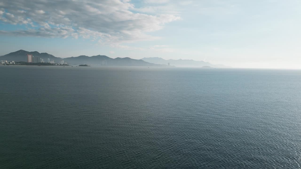 无人机拍摄的越南芽庄市的大海视频素材