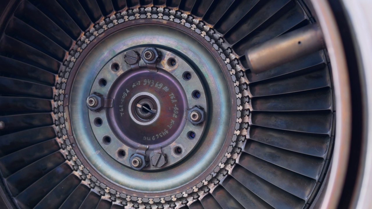 飞机发动机涡轮叶片制成耐热钢特写。工业和航空用燃气轮机。带有燃烧室的发动机的涡轮叶片。机制的概念。视频下载