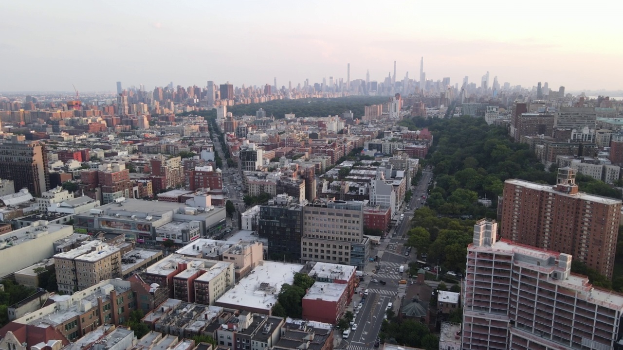 日落时分的纽约哈莱姆鸟瞰图视频下载