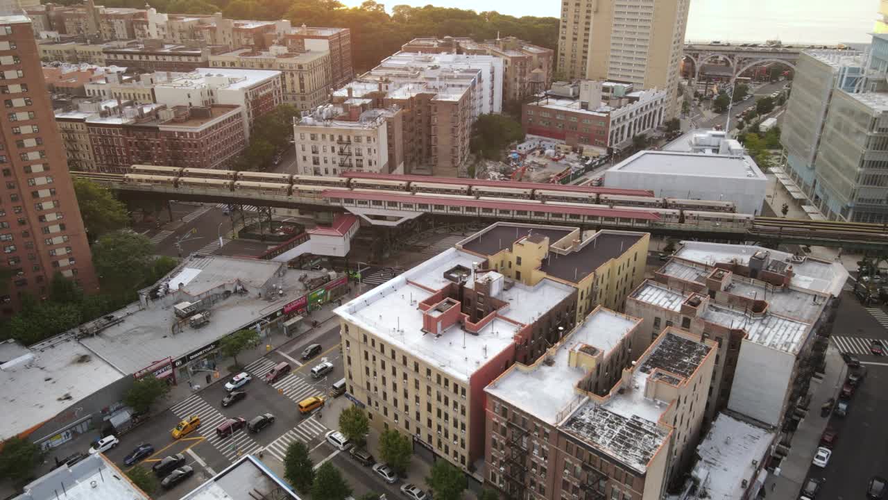 一列火车在黄昏时经过纽约哈林区的鸟瞰图视频下载