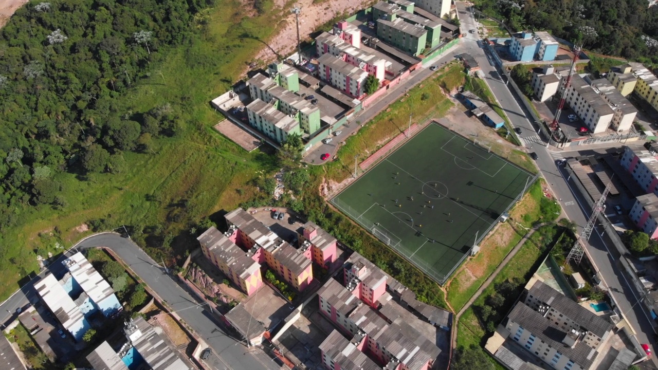 4K鸟瞰图-足球运动员在巴西的贫民窟踢足球视频素材