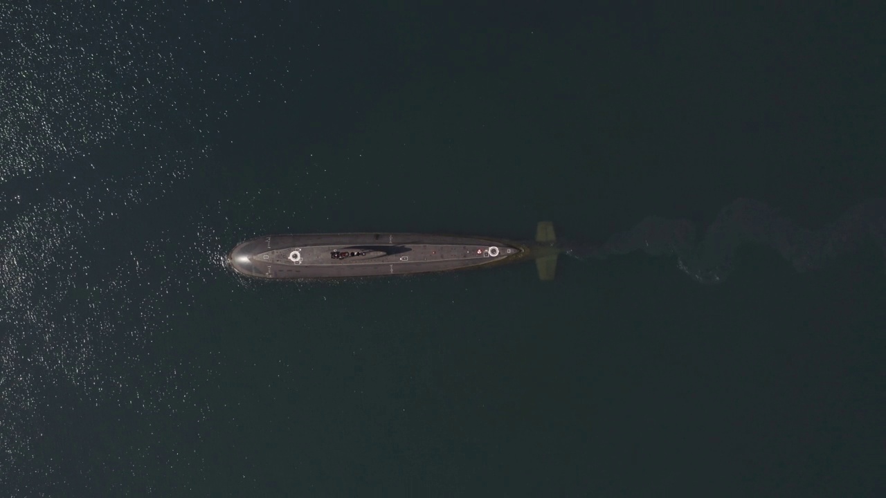 航拍的潜艇航行在海参崴，俄罗斯。视频下载