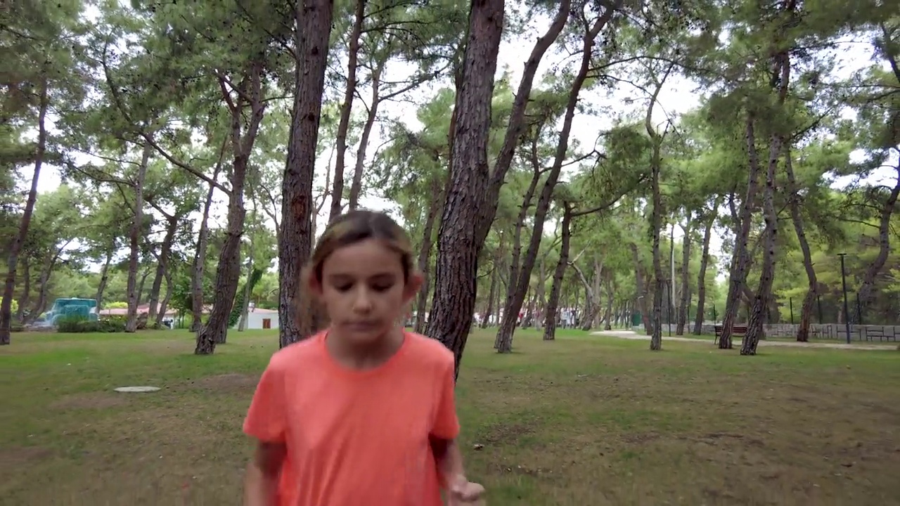 运动女孩在森林里跑步视频素材