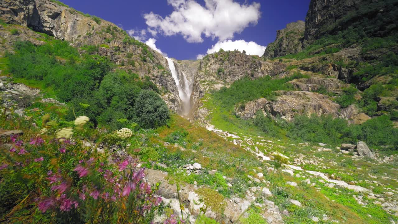 格鲁吉亚最美丽的瀑布之一Shdugra瀑布。视频下载