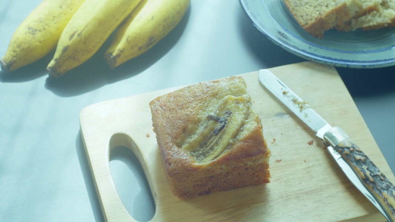 切香蕉面包当早餐视频素材