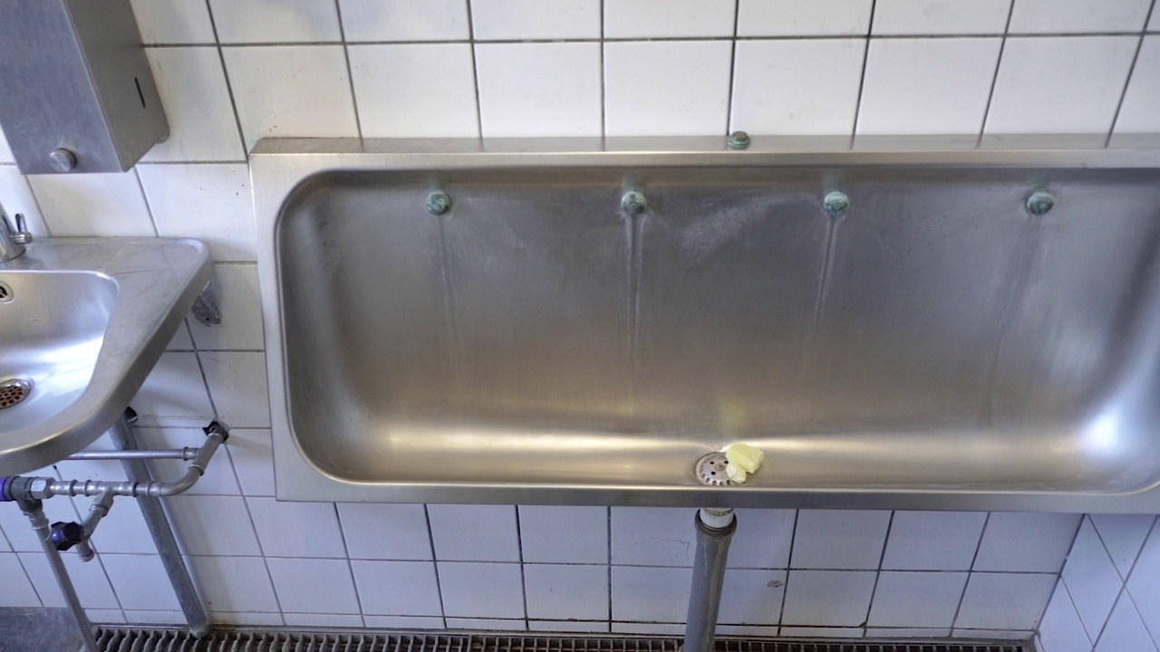尿壶。公共厕所的金属小便池。视频下载