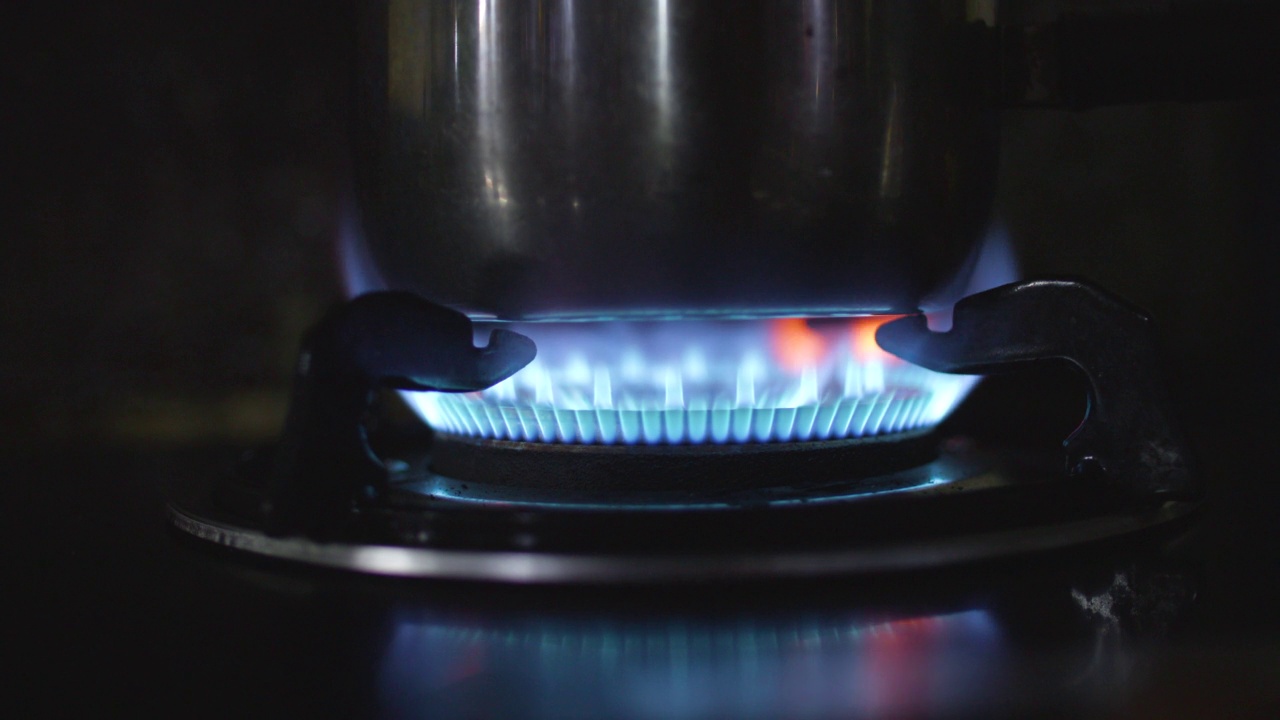 炉子上的蓝色火焰视频素材