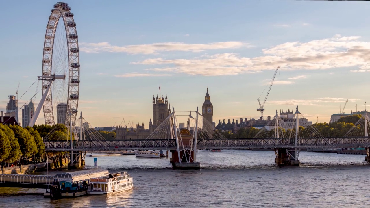 日落时分的伦敦天际线与金禧庆典和威斯敏斯特大桥视频素材